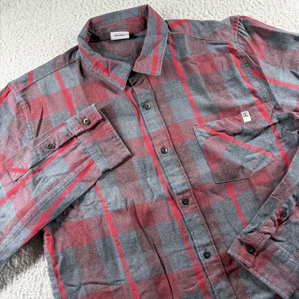 DC Plaid Button Up‎ Shirt Mens M Red Gray Long Sleeve Skate Emo Surf Grunge